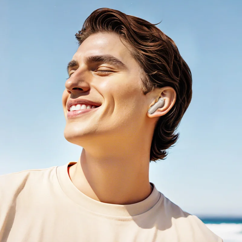 Homme portant des écouteurs Hoco EQ21 en extérieur avec réduction de bruit ENC