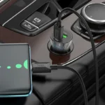 Chargeur HOCO z47a installé dans voiture avec smartphone en charge