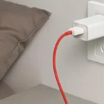 Chargeur rapide Oppo 100W SuperVOOC en cours d'utilisation, câble rouge USB-C.