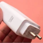 Détail logo 100W SuperVOOC sur chargeur Realme original, prise européenne