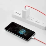Chargeur OnePlus 160W en utilisation avec câble Type-C vers Type-C rouge haute performance.