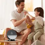 Famille utilisant enceinte Bluetooth réveil XDOBO