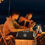Enceinte Xdobo portable autour d'un feu de camp entre amis