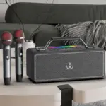 Enceinte Xdobo Bold originale et microphones dans un salon