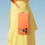 Femme portant le HOCO GH11 orange avec smartphone en bandoulière