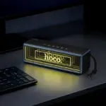Enceinte Bluetooth HOCO HC40 installée sur un bureau moderne
