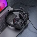 Casque HOCO W103 posé sur ordinateur portable gaming