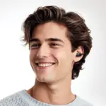 Homme portant un écouteur open-ear à clip HOCO EA9 noir
