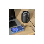Câble audio HOCO UPA25 branché iPhone et enceinte